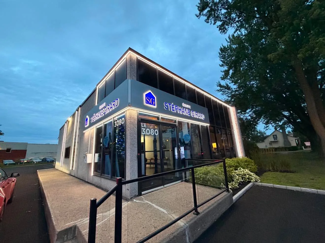 Le bureau de l'Équipe Stéphane Girard illuminé en soirée, à Mascouche