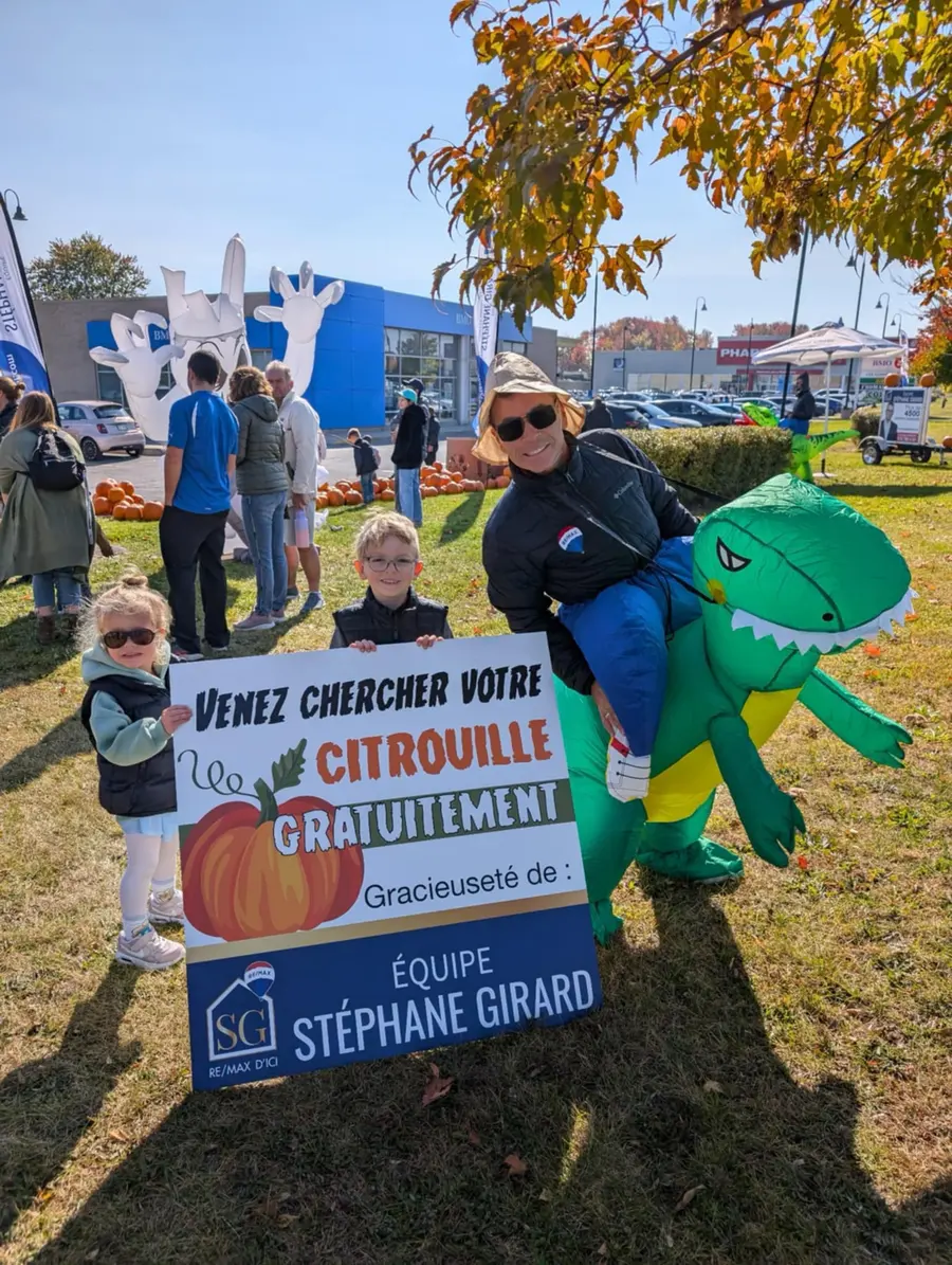 Stéphane Girard à la distribution annuelle de citrouilles de l'équipe, à Mascouche
